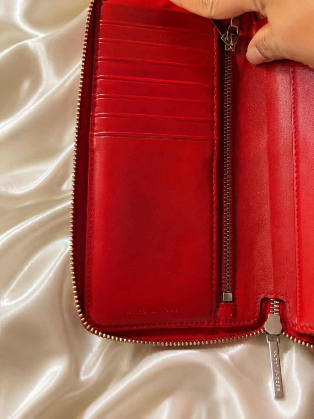 Marc Jacobs Red Patent Leather Heart Zip Around Wristlet Wallet - Picture 4 of 8